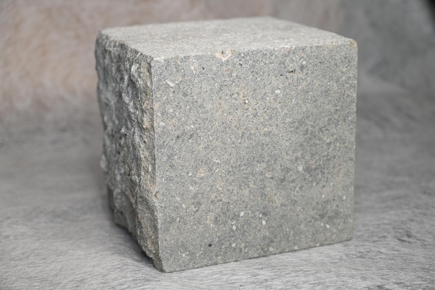 blaugrau, fein geschliffen