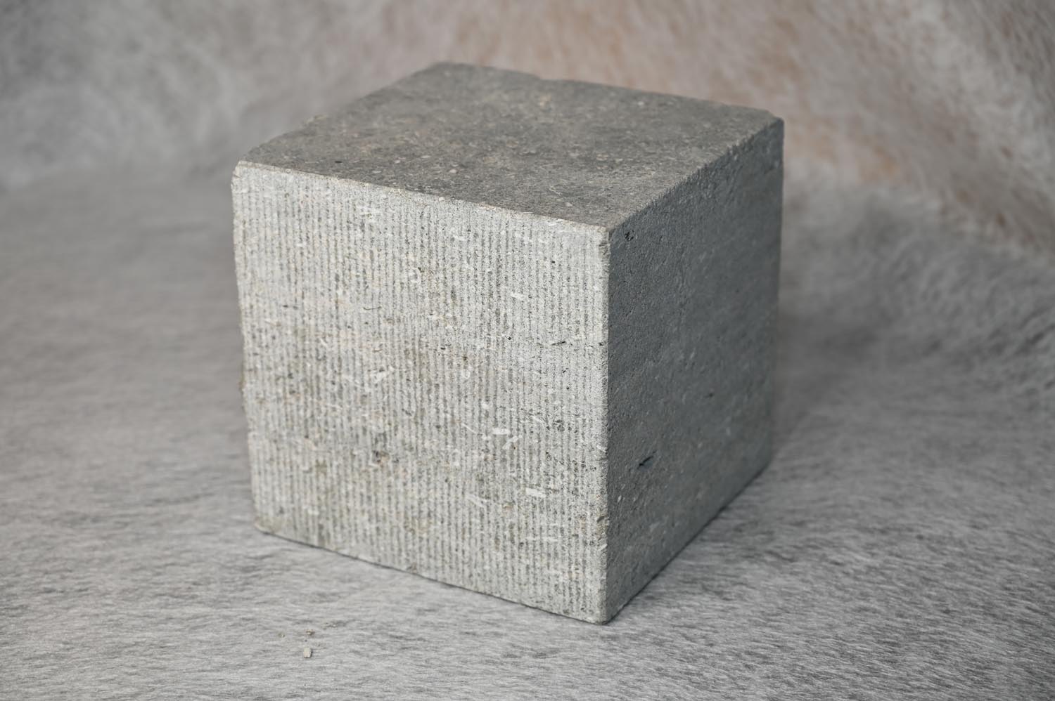 blaugrau, handscharriert