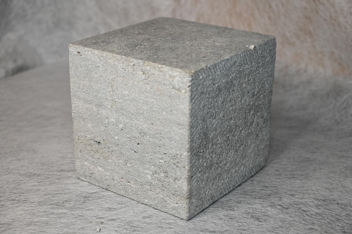 blaugrau, sandgestrahlt