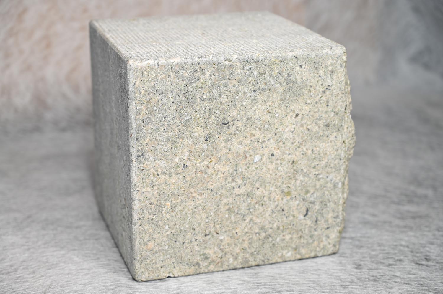 gelblich, fein geschliffen 2