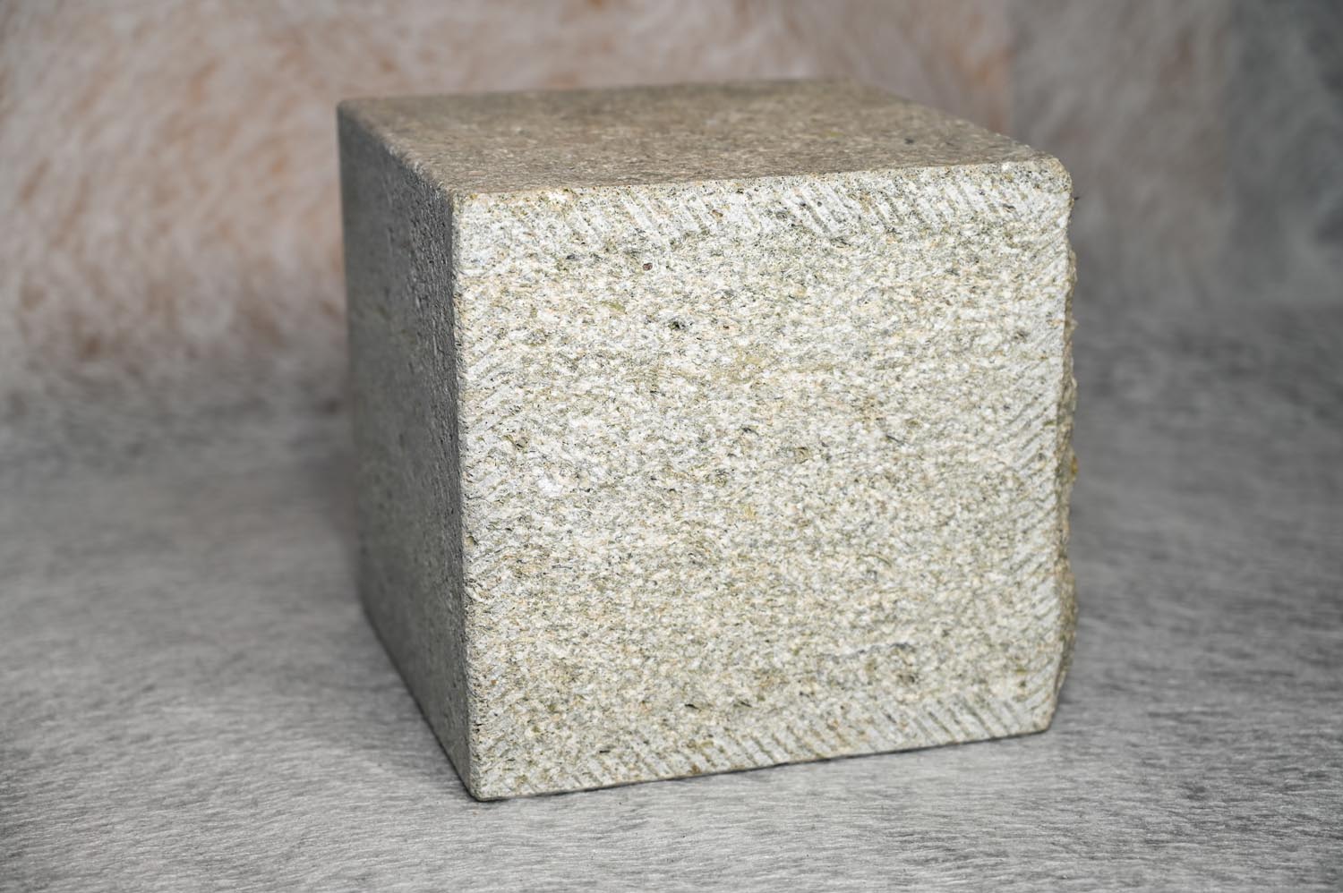 gelblich, gestockt 2