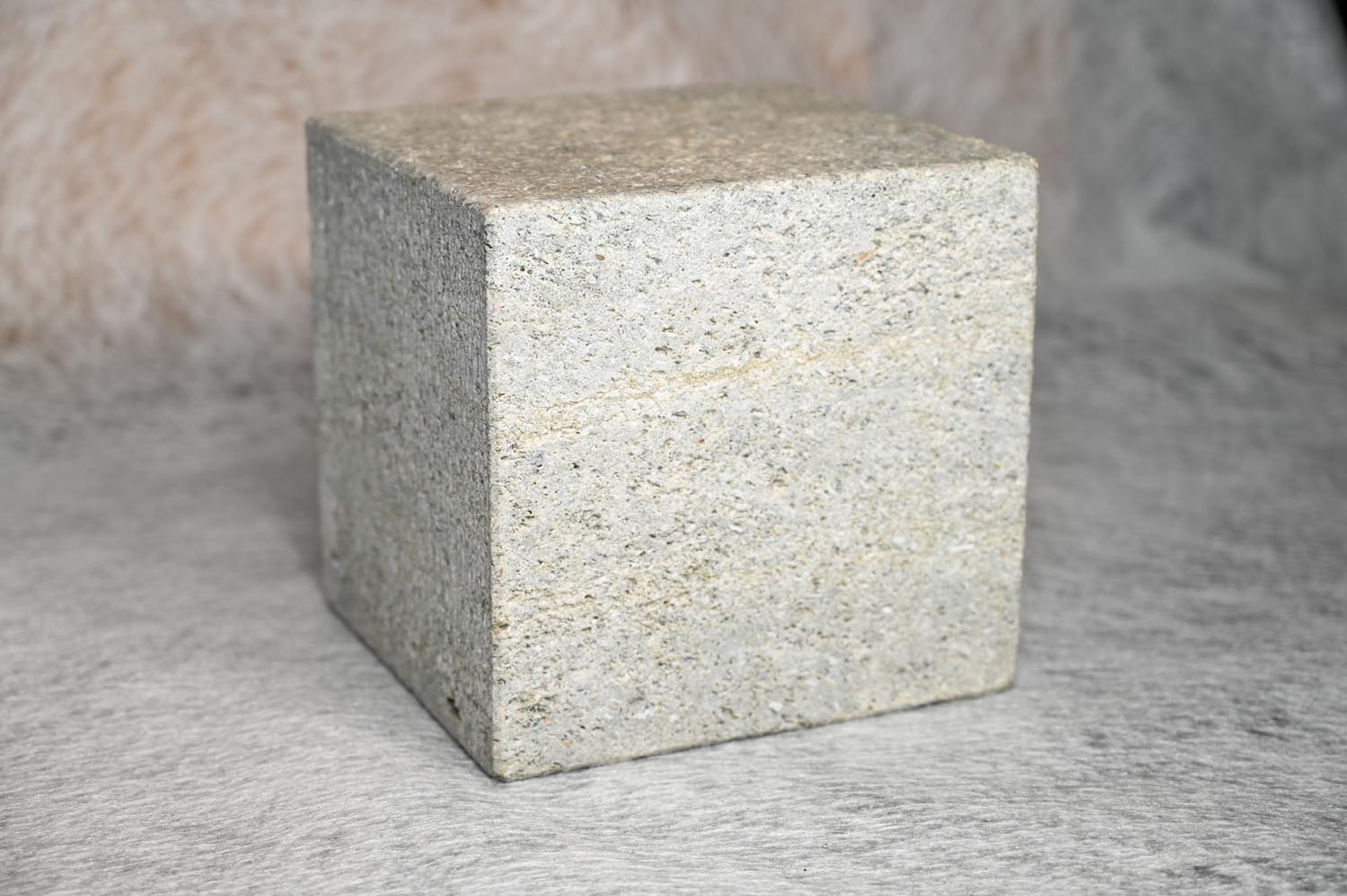 gelblich, grob geschliffen