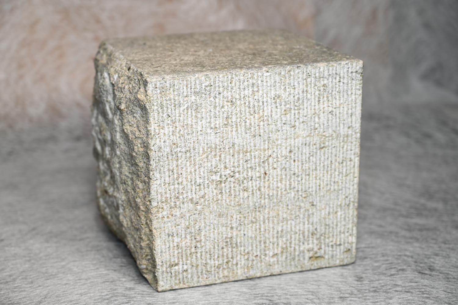 gelblich, handscharriert 2